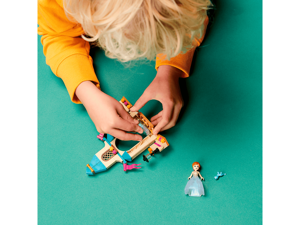 lifestyle - child playing with the set