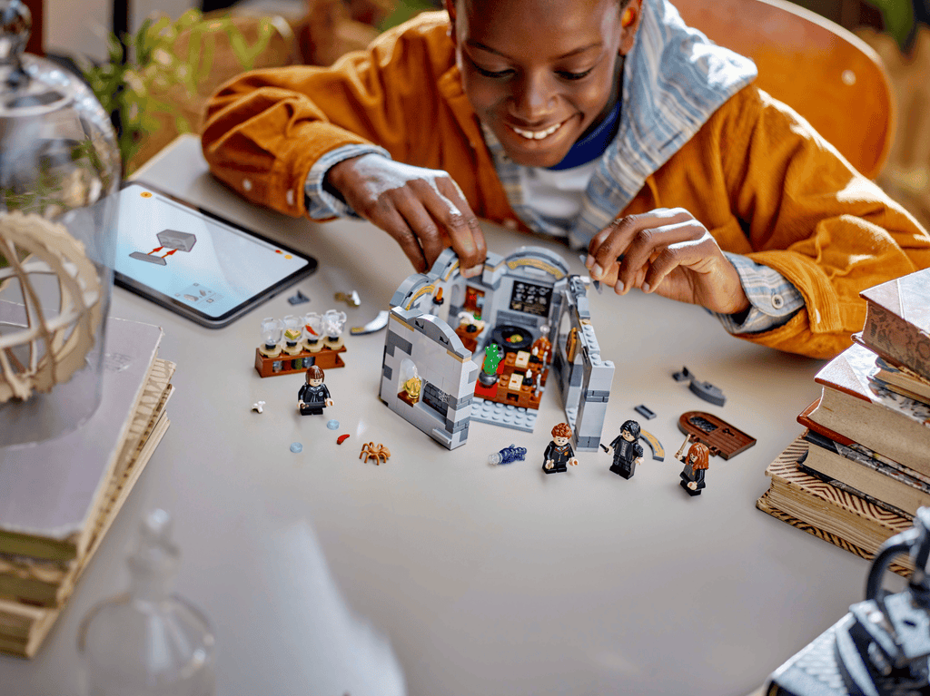 LEGO Hogwarts Castle: Potions Class 76431 — official LEGO product image 8