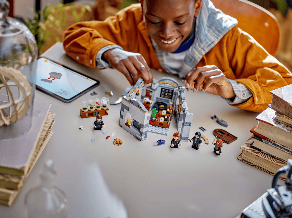 LEGO Hogwarts Castle: Potions Class 76431 — official LEGO product image 8