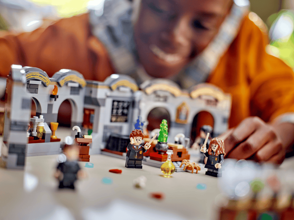 LEGO Hogwarts Castle: Potions Class 76431 — official LEGO product image 10