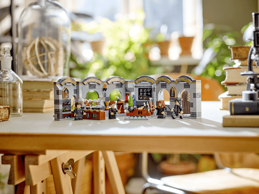 LEGO Hogwarts Castle: Potions Class 76431 — official LEGO product image 11